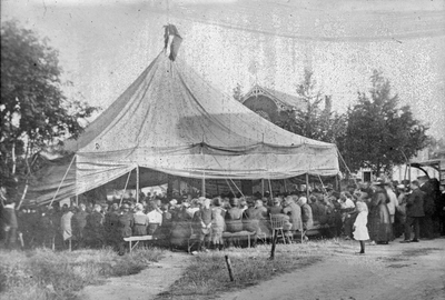 837459 Afbeelding van de evangelisatie-tent van de Nederlands Hervormde Stadszending op een onbekende plaats.
